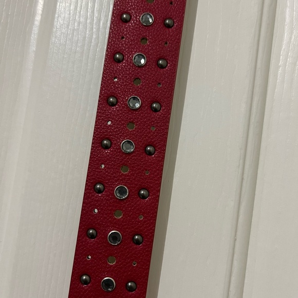 NWOT Stylish Red Belt with Black Buckle - Picture 4 of 5